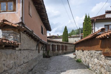Bulgaristan 'ın Sofya Bölgesi' nin tarihi Koprivshtitsa kentindeki Tipik Sokak ve eski evler