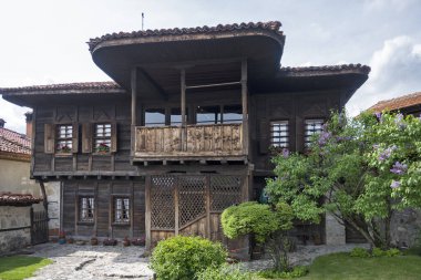 Bulgaristan 'ın Sofya Bölgesi' nin tarihi Koprivshtitsa kentindeki Tipik Sokak ve eski evler