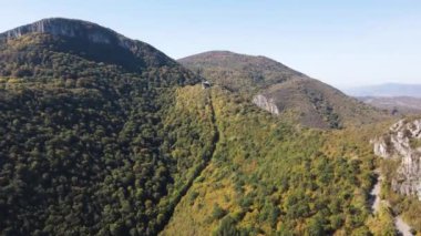 Bulgaristan 'ın Saint George, Lovech bölgesindeki Ortaçağ Glozhene Manastırı' nın hava manzarası