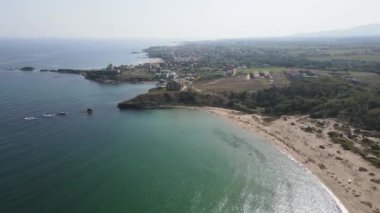 Bulgaristan 'ın Burgaz Bölgesi Mercan plajı yakınlarındaki Karadeniz kıyılarının hava manzarası 