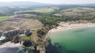 Bulgaristan 'ın Burgaz Bölgesi Mercan plajı yakınlarındaki Karadeniz kıyılarının hava manzarası 