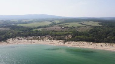Bulgaristan 'ın Burgaz Bölgesi Mercan plajı yakınlarındaki Karadeniz kıyılarının hava manzarası 