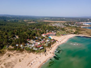 Bulgaristan 'ın Burgaz Bölgesi Mercan plajı yakınlarındaki Karadeniz kıyılarının hava manzarası