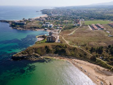 Bulgaristan 'ın Burgaz Bölgesi Mercan plajı yakınlarındaki Karadeniz kıyılarının hava manzarası