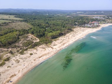 Bulgaristan 'ın Burgaz Bölgesi Mercan plajı yakınlarındaki Karadeniz kıyılarının hava manzarası
