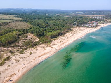 Bulgaristan 'ın Burgaz Bölgesi Mercan plajı yakınlarındaki Karadeniz kıyılarının hava manzarası