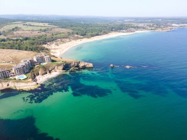 Bulgaristan 'ın Burgaz Bölgesi Mercan plajı yakınlarındaki Karadeniz kıyılarının hava manzarası