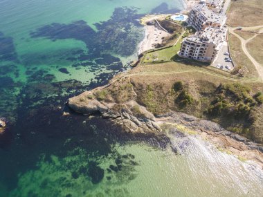 Bulgaristan 'ın Burgaz Bölgesi Mercan plajı yakınlarındaki Karadeniz kıyılarının hava manzarası
