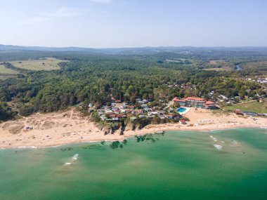 Bulgaristan 'ın Burgaz Bölgesi Mercan plajı yakınlarındaki Karadeniz kıyılarının hava manzarası
