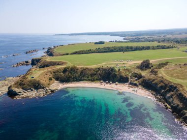 Bulgaristan 'ın Burgaz Bölgesi' nin Varvara kasabası yakınlarındaki Karadeniz kıyı şeridinin hava manzarası