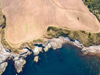 Bulgaristan 'ın Burgaz Bölgesi' nin Varvara kasabası yakınlarındaki Karadeniz kıyı şeridinin hava manzarası