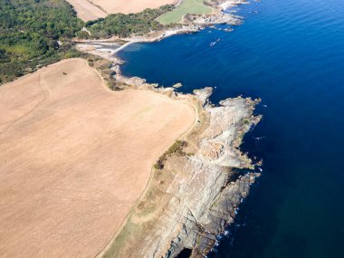 Bulgaristan 'ın Burgaz Bölgesi' nin Varvara kasabası yakınlarındaki Karadeniz kıyı şeridinin hava manzarası