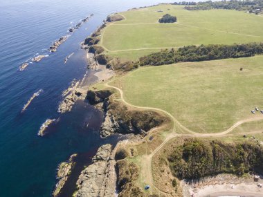 Bulgaristan 'ın Burgaz Bölgesi' nin Varvara kasabası yakınlarındaki Karadeniz kıyı şeridinin hava manzarası