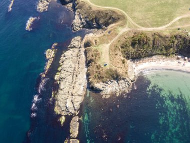 Bulgaristan 'ın Burgaz Bölgesi' nin Varvara kasabası yakınlarındaki Karadeniz kıyı şeridinin hava manzarası