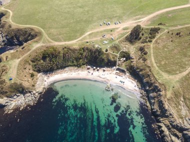 Bulgaristan 'ın Burgaz Bölgesi' nin Varvara kasabası yakınlarındaki Karadeniz kıyı şeridinin hava manzarası