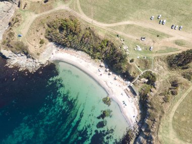 Bulgaristan 'ın Burgaz Bölgesi' nin Varvara kasabası yakınlarındaki Karadeniz kıyı şeridinin hava manzarası