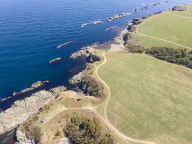 Bulgaristan 'ın Burgaz Bölgesi' nin Varvara kasabası yakınlarındaki Karadeniz kıyı şeridinin hava manzarası