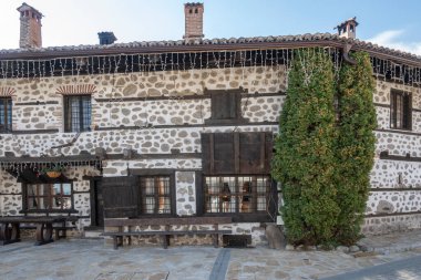 Bulgaristan 'ın Blagoevgrad bölgesindeki eski Bansko kasabasındaki tipik sokak ve binalar