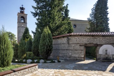 Bulgaristan 'ın Blagoevgrad bölgesindeki eski Bansko kasabasındaki tipik sokak ve binalar