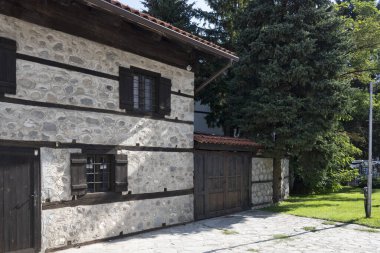 Bulgaristan 'ın Blagoevgrad bölgesindeki eski Bansko kasabasındaki tipik sokak ve binalar