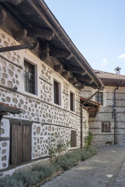Bulgaristan 'ın Blagoevgrad bölgesindeki eski Bansko kasabasındaki tipik sokak ve binalar