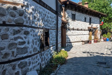 Bulgaristan 'ın Blagoevgrad bölgesindeki eski Bansko kasabasındaki tipik sokak ve binalar