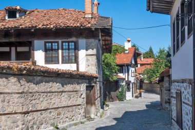 Bulgaristan 'ın Blagoevgrad bölgesindeki eski Bansko kasabasındaki tipik sokak ve binalar