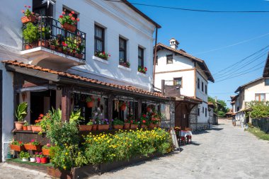 Bulgaristan 'ın Blagoevgrad bölgesindeki eski Bansko kasabasındaki tipik sokak ve binalar