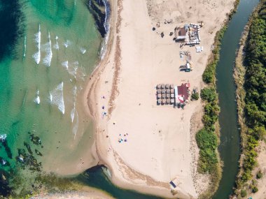 Bulgaristan 'ın Burgaz Bölgesi' nin Rezovo kasabası yakınlarındaki Silistar plajının hava manzarası