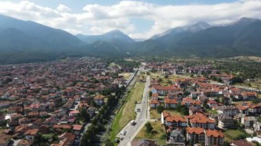 Bulgaristan 'ın Blagoevgrad bölgesinin ünlü Bansko kayak beldesinin hava manzarası