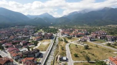 Bulgaristan 'ın Blagoevgrad bölgesinin ünlü Bansko kayak beldesinin hava manzarası