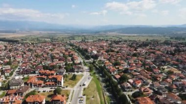 Bulgaristan 'ın Blagoevgrad bölgesinin ünlü Bansko kayak beldesinin hava manzarası