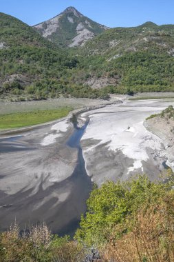 Borovitsa nehri ve Bulgaristan 'ın Kardzhali Barajı yakınlarındaki Doğu Rodopların inanılmaz manzarası