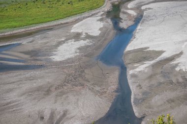 Borovitsa nehri ve Bulgaristan 'ın Kardzhali Barajı yakınlarındaki Doğu Rodopların inanılmaz manzarası