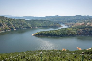 Borovitsa nehri ve Bulgaristan 'ın Kardzhali Barajı yakınlarındaki Doğu Rodopların inanılmaz manzarası