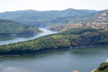 Borovitsa nehri ve Bulgaristan 'ın Kardzhali Barajı yakınlarındaki Doğu Rodopların inanılmaz manzarası