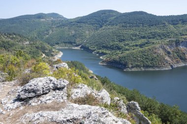 Borovitsa nehri ve Bulgaristan 'ın Kardzhali Barajı yakınlarındaki Doğu Rodopların inanılmaz manzarası