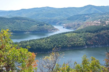 Borovitsa nehri ve Bulgaristan 'ın Kardzhali Barajı yakınlarındaki Doğu Rodopların inanılmaz manzarası