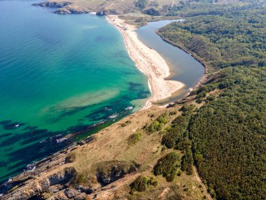 Bulgaristan 'ın Veleka Sahili, Sinemorets, Burgaz Bölgesi yakınlarındaki Karadeniz kıyılarının hava manzarası