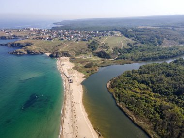 Bulgaristan 'ın Veleka Sahili, Sinemorets, Burgaz Bölgesi yakınlarındaki Karadeniz kıyılarının hava manzarası