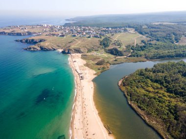 Bulgaristan 'ın Veleka Sahili, Sinemorets, Burgaz Bölgesi yakınlarındaki Karadeniz kıyılarının hava manzarası