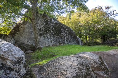 Bulgaristan 'ın Burgaz bölgesinin Primorsko kenti yakınlarındaki Antik Sığınak manzarası başladı