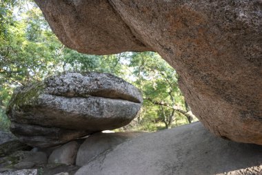 Bulgaristan 'ın Burgaz bölgesinin Primorsko kenti yakınlarındaki Antik Sığınak manzarası başladı