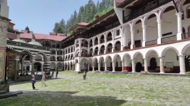 RILA Monasteri, BULGARIA - 24 Haziran 2021: Rila Ortodoks Manastırı (Rila Manastırı), Kyustendil Bölgesi, Bulgaristan