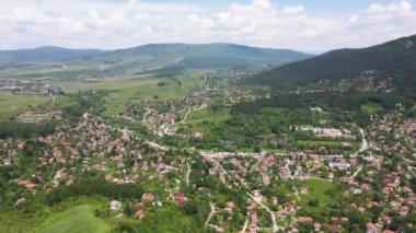 Bulgaristan 'ın Pernik bölgesindeki Rudartsi Köyü yakınlarındaki Vitosha Dağı' nın şaşırtıcı hava manzarası