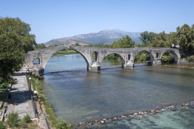 Arta köprüsünün Arachthos nehri üzerindeki panoramik manzarası, Epirus, Yunanistan
