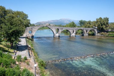 Arta köprüsünün Arachthos nehri üzerindeki panoramik manzarası, Epirus, Yunanistan