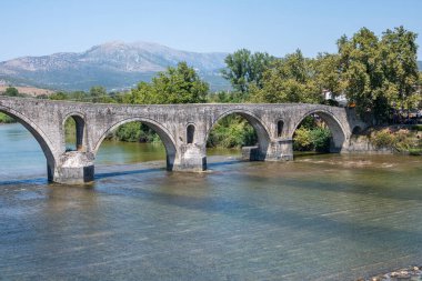 Arta köprüsünün Arachthos nehri üzerindeki panoramik manzarası, Epirus, Yunanistan