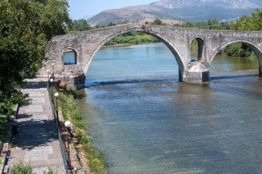 Arta köprüsünün Arachthos nehri üzerindeki panoramik manzarası, Epirus, Yunanistan
