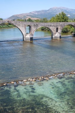 Arta köprüsünün Arachthos nehri üzerindeki panoramik manzarası, Epirus, Yunanistan